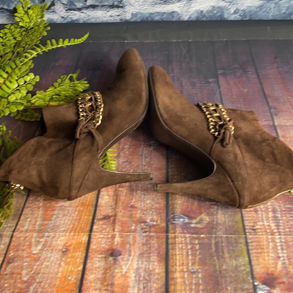 B Makowsky Suede Bold Gold Chain Link Heeled Booties - Picture 6 of 12